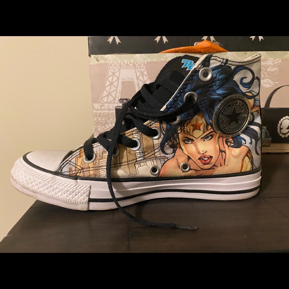 Wonder Woman design Converse